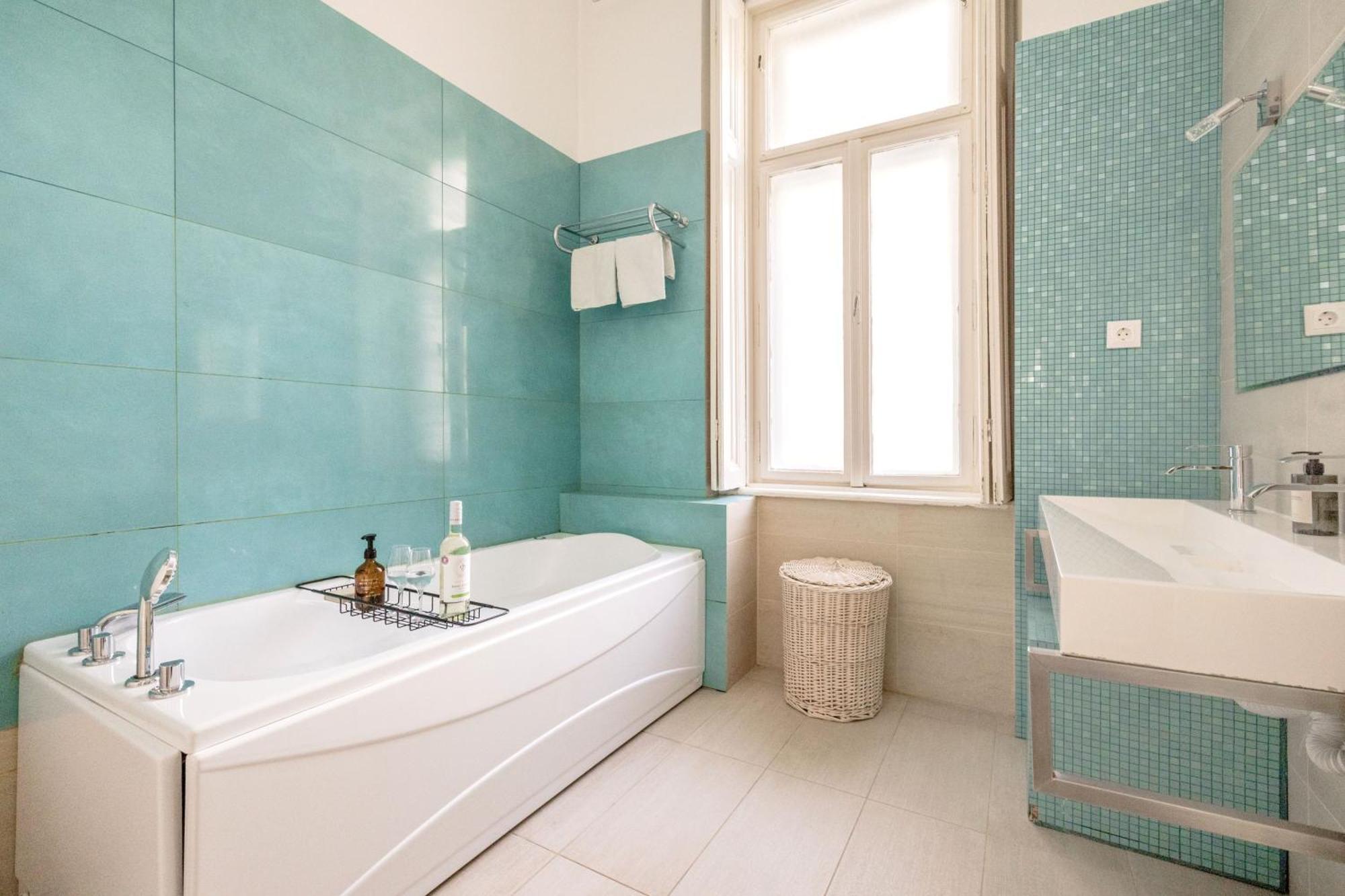 Wellness Retreat With Sauna & Jacuzzi - 1 Min To Opera Budapest Ngoại thất bức ảnh