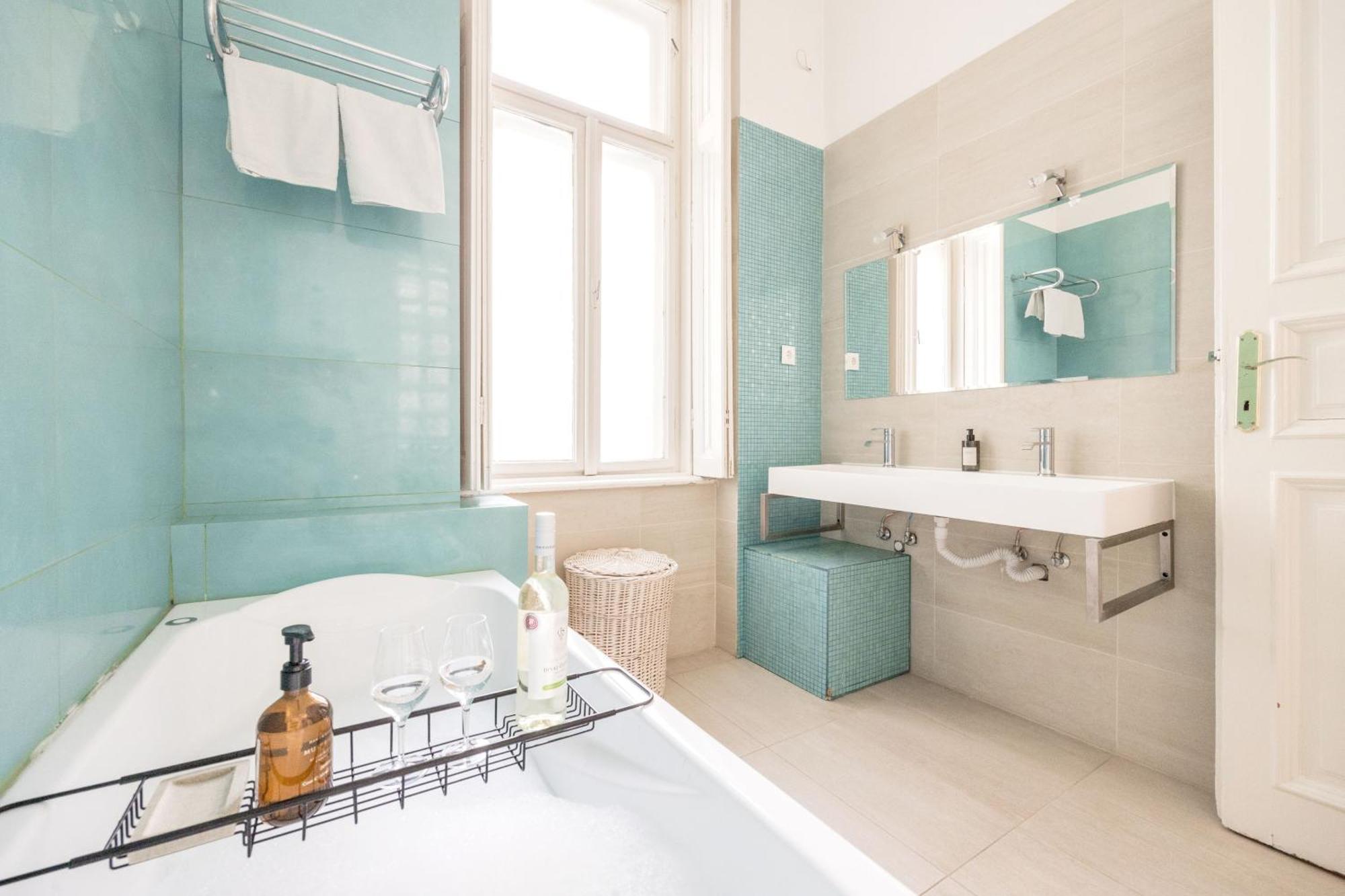 Wellness Retreat With Sauna & Jacuzzi - 1 Min To Opera Budapest Ngoại thất bức ảnh
